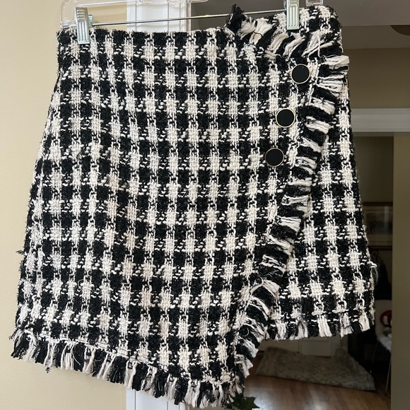 Revolve J.O.A. Tweed mini skirt medium - Picture 2 of 3